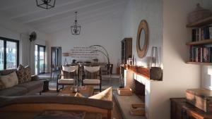 LentswelemoritiKolokolo Safari Home的客厅配有沙发和桌子