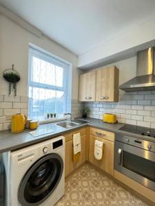 巴恩斯利Cosy home in Barnsley centre的厨房配有洗衣机和水槽