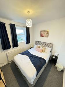 巴恩斯利Cosy home in Barnsley centre的一间卧室设有一张床和一个窗口