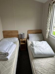 博斯Powys 37的卧室内两张并排的床