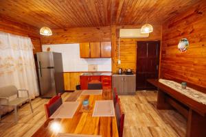 恩卡纳西翁Cabin Renty Beach的厨房配有桌子和冰箱。