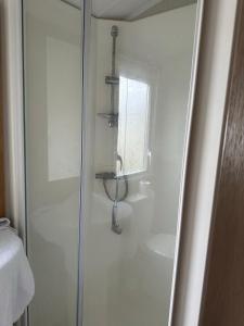 博斯Powys 37的带淋浴和盥洗盆的白色浴室