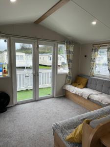 博斯Powys 37的客厅配有沙发和窗户。