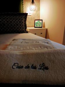 钦琼Casa de las Lías的一张铺着毯子的床,说可以做最后的定律
