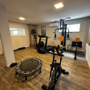 萨尔瓦多ONIX AGUAS CLARAS的一间设有健身房的房间,里面装有自行车