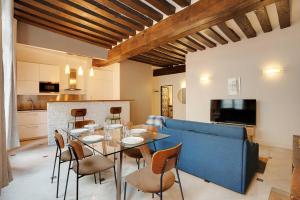 巴黎Elegant 2BDR 6P Apartment in the Heart of the 5th Arrondissementt的厨房以及带桌椅的用餐室。