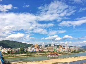 景洪市豆豆湄澜风情客栈的享有河流和建筑的城市美景