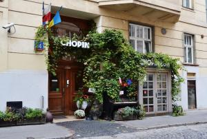 华沙Chopin Boutique的前面有标志的建筑