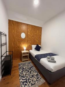普利登堡湾Forest Gate Estate的一间带两张床的卧室和地毯