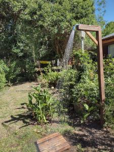 凡塔纳镇Complejo Caramelo的庭院内带喷泉的花园