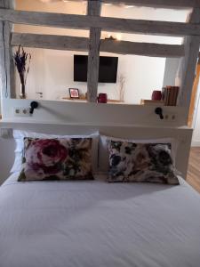 钦琼Casa de las Lías的卧室配有白色的床和2个枕头