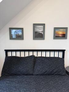 特维德上游的贝里克Parade School Guest Rooms的卧室配有一张墙上三幅照片的床