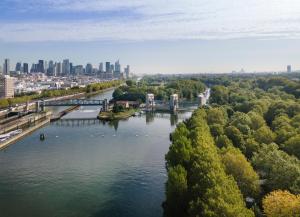 巴黎CityKamp Paris的城市河流的空中景观