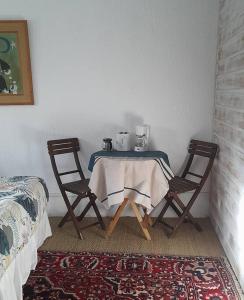 阿尔勒Casa d'Olivier的一张桌子和两张椅子