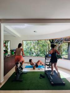 巴尼奥斯Mama Tungu hostel的一群人在一间房间里跑步机上锻炼