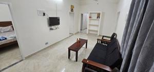 钦奈SAIBALA HOMESTAY - AC 3 BHK NEAR AlRPORT的带沙发和电视的客厅