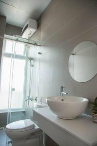 阿普春安Căn hộ tại Đà Lạt的一间带水槽、卫生间和镜子的浴室