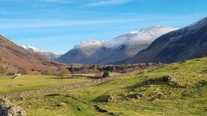 瓦斯代尔下城Scafell and Wasdale Cottages的享有山谷的背景山景。