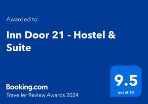 布拉干萨Inn Door 21 - Hostel & Suite的门上的旅馆和套房的屏幕