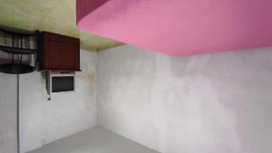 肯达利OYO 93299 Homestay Aqsa的客房设有带粉红色天花板的厨房。
