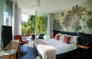 卡斯卡伊斯Casa Vela Boutique House的酒店客房设有一张床和一个阳台。