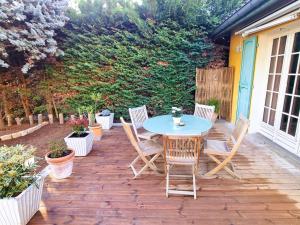 沙博尼耶尔莱班Le Chalet的庭院配有桌椅和植物
