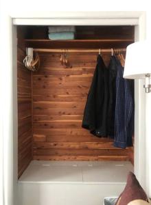 腓尼基Panther Mountain Lodge的衣柜,带木墙和衣服