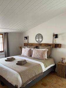 Mirabel-aux-BaronniesLe Mas de Mirabel的一间卧室配有一张大床和两条毛巾