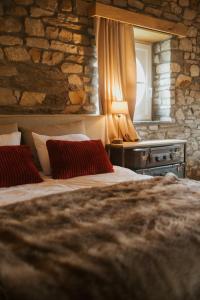 马尔梅迪拉博里内尔住宿加早餐旅馆的一间卧室设有两张床和石墙