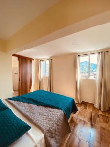 圣罗莎德卡瓦尔Hostal Don Jose的一间卧室设有一张床和两个窗户。