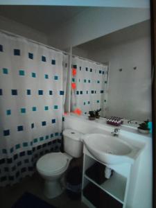 特木科Suitsebastian的浴室配有白色卫生间和盥洗盆。