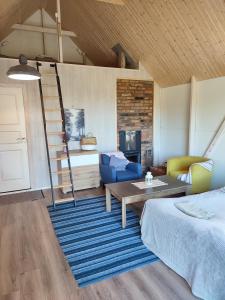 LieplaukėModern Sauna Cabin in Horse Ranch的一间设有床、桌子和梯子的房间