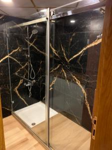 纳布卢斯Saleem Afandi Hotel的一间玻璃淋浴间,里面装有黑色大理石