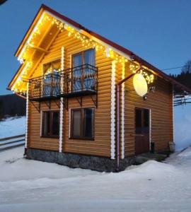 沃罗赫塔Zgarda的雪中灯火通明的木屋