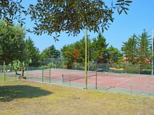 卡普多兰多Villa Tullio的网球场和2个网球场