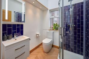 利物浦Host & Stay - 19 Garswood的一间带卫生间和玻璃淋浴间的浴室