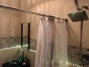瓜亚马MI CASITA BOHO GREEN的浴室配有淋浴帘和盥洗盆。