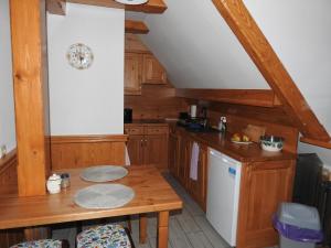 耶莱尼亚古拉-雅戈尼昂库夫Willa pod Lipami Jagniątków的厨房配有木制橱柜和木桌。