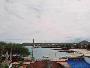 巴克里索莫雷诺港Casa Playa Los Marinos的海港景,水中有船