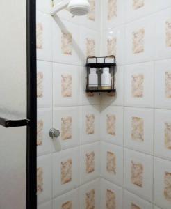 巴克里索莫雷诺港Casa Playa Los Marinos的浴室设有白色瓷砖墙和架子