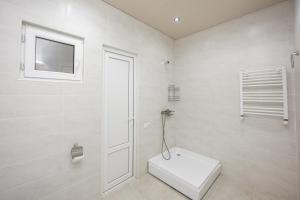 第比利斯The heart of the ancient district 3BD-2BATH apartament的白色的浴室设有卫生间和窗户。