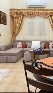 卢克索Karnak Flats的客厅配有沙发和桌子