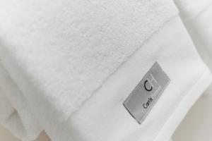 拉科鲁尼亚卡利斯玛丽内达酒店的床上的一条白色毛巾