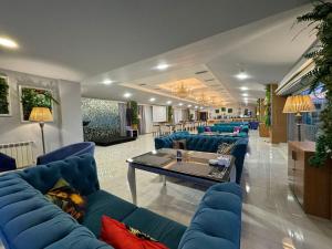 巴库Sea Pearl Hotel的客厅配有蓝色的沙发和桌子