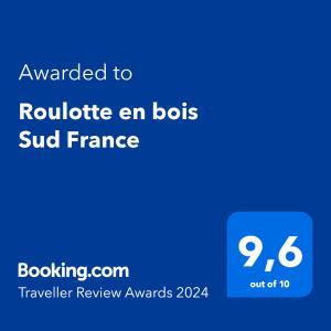 Le SolerRoulotte en bois Sud France的蓝色的屏幕,上面有文字要到僵尸子的下方