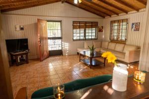 庞塞Hacienda Rosabel的客厅配有沙发和桌子