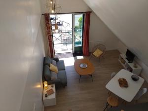 格朗维尔Alizée的客厅配有沙发和桌子