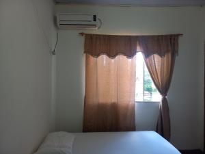 Cruzeiro do OesteHotel da Gaucha的一间卧室设有一张床和一个窗口