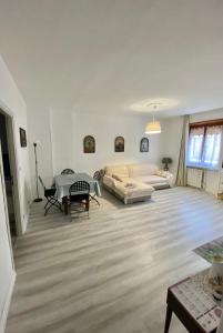 阿奎泰尔梅Appartamento Lella zona Terme Centro e vicino Villa Igea sito in Via Emilia 29的客厅配有沙发和桌子