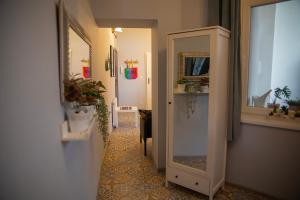 比得哥什Apartament u Olechny 4的走廊上设有镜子和药柜